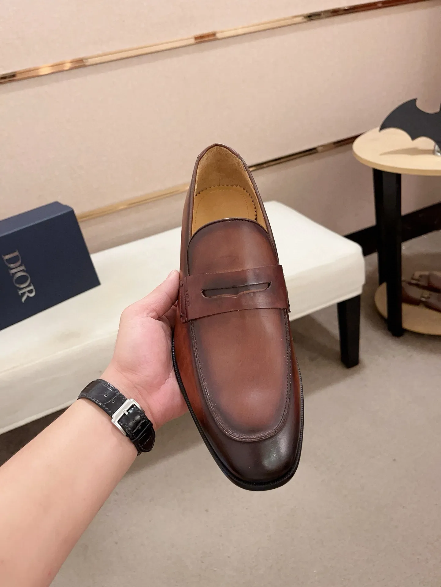 Men's shoes 💰: 540💰 High-end version of Dior Dior's new series. Famous actors and Internet celebrities wear super popular designs. The sculptures of French artist Niki de Saint Phalle are designed as rings. Material: Fabric: Imported original material. Foot: cowhide. Outsole: Rubber outsole. Men's shoe size: 38~44. Can be customized to size 45.